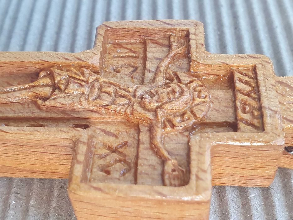 Cruce pectorala sculptata la freza in lemn de fag, 7,3 x 4,2 cm, cu lantisor