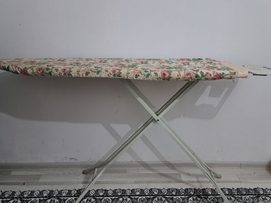 Длинная гладильная доска с утюгом