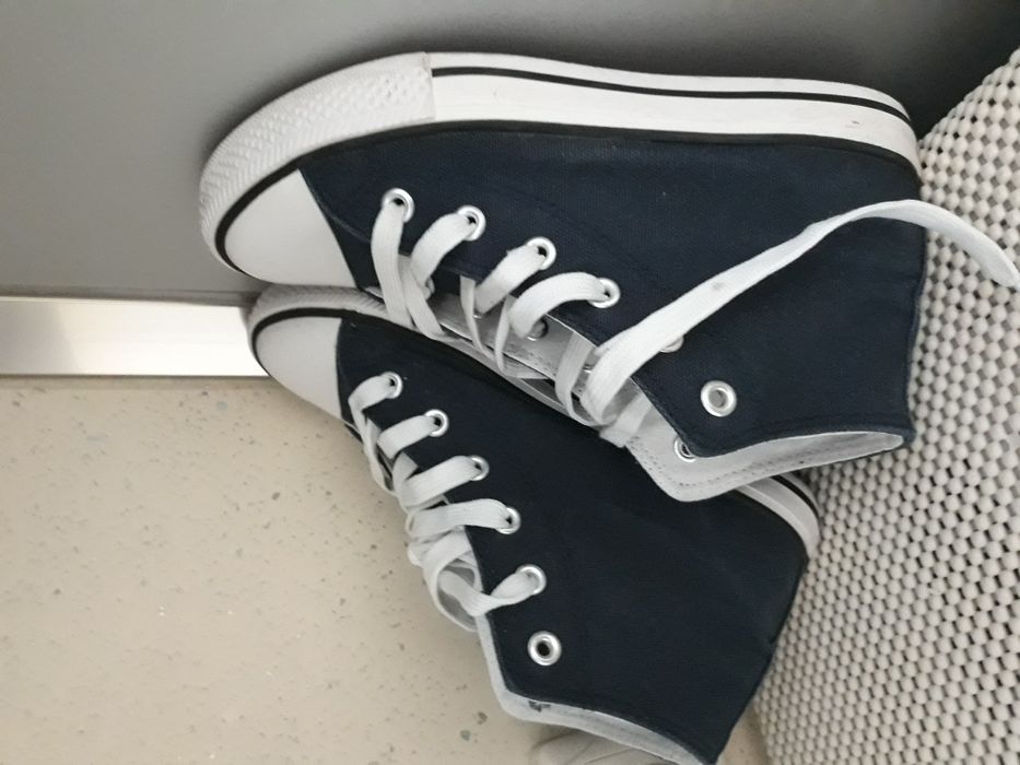 Детските кецове за момиче са 12лв, сините кецове са 20лв