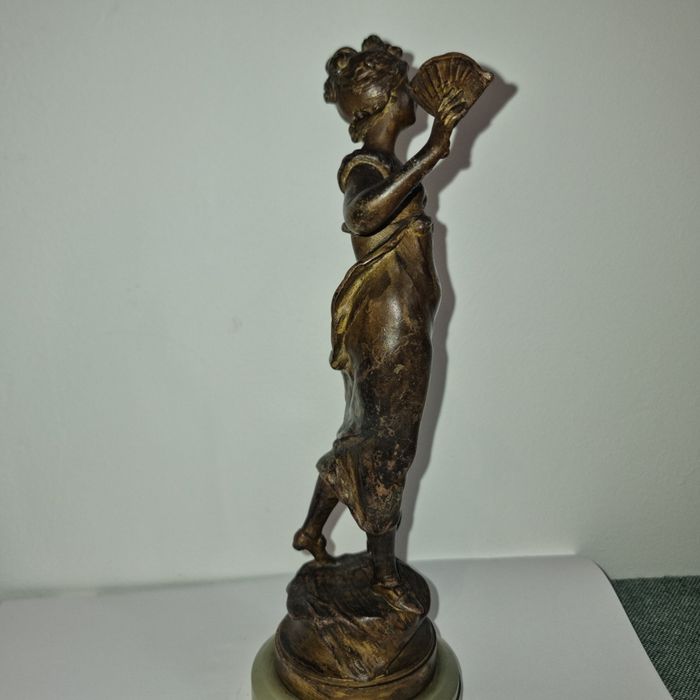 Statuetă din bronz L Eventail semnată Auguste Moreau