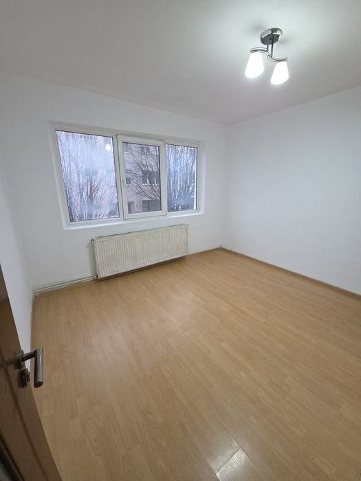 Apartament 4 camere zona Pipirig (Polivalenta)