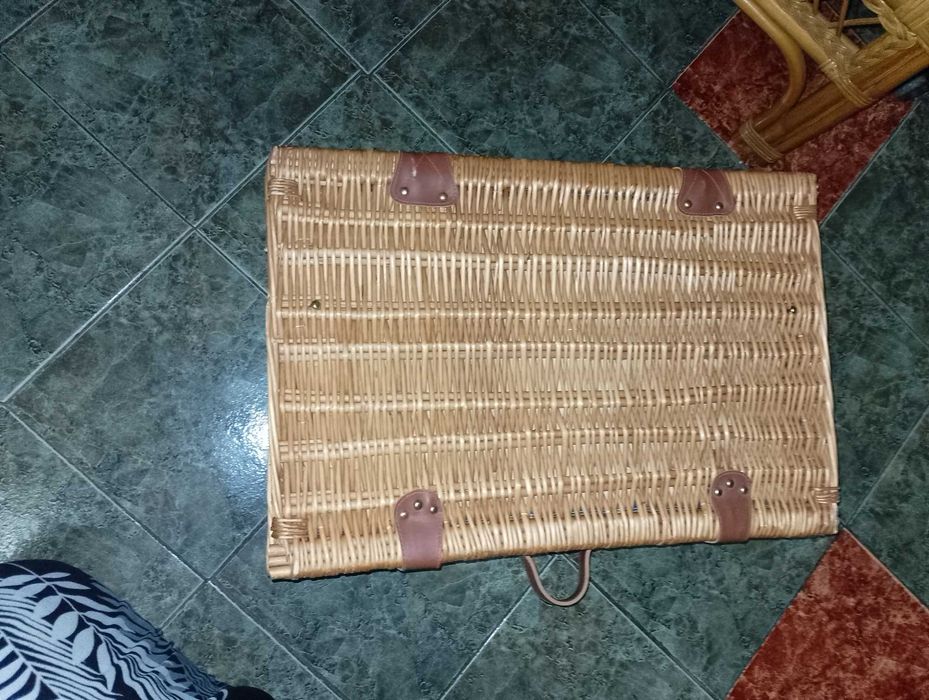 Куфар за пикник и дървена стойка