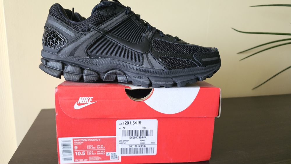 Nike vomero 5 ..