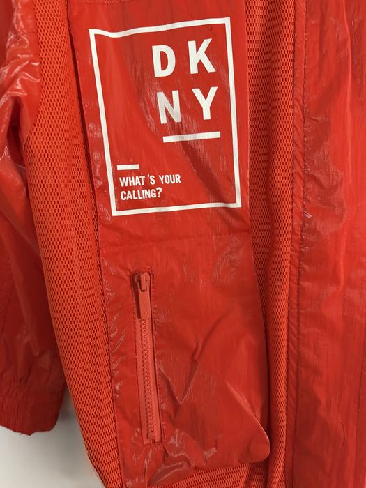 Яке за момиче DKNY