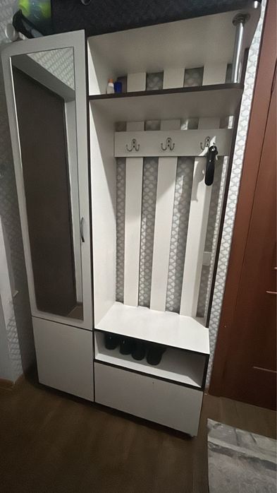 Белый шкаф для коридора