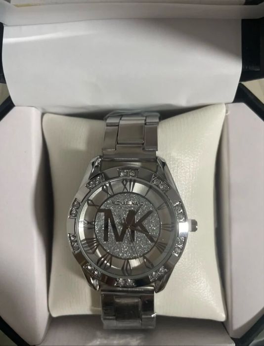 Дамски блестящ часовник