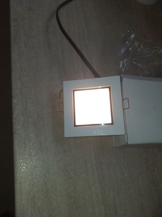 Vînd spoturi cu bec g4,intrerupator led,prize...