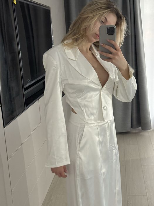 Top satinat albastru deschis cu nasturi & dantelă Zara / NOU