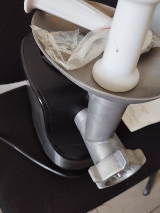 Mașină de tocat carnea. Ras cașcaval și legume.