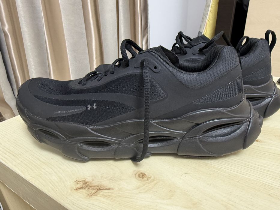 Under armour  hallo racer marimea 45,5 nu sunt purtati