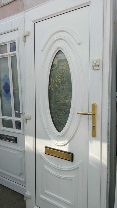 Usi exterior elegante cu vitralii