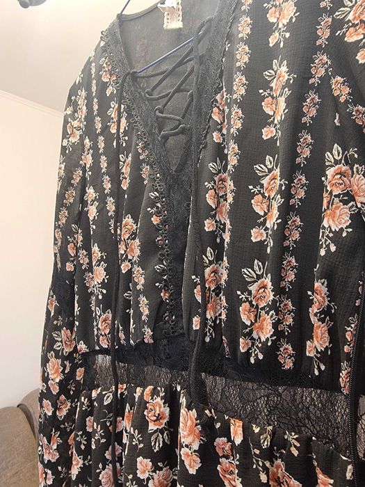 Rochie neagra cu flori si croi special