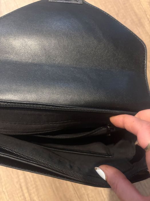 Малка черна чанта