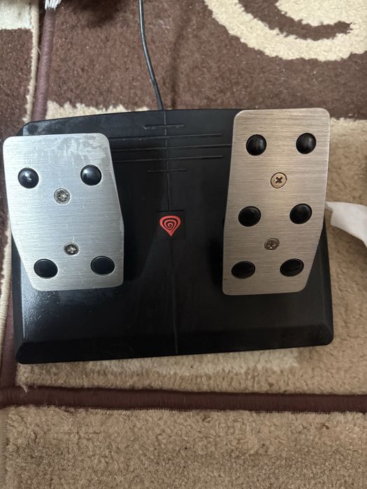 Vând volan de gaming cu pedale, în stare foarte bună.