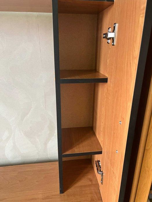 Компьютерный стол с полками