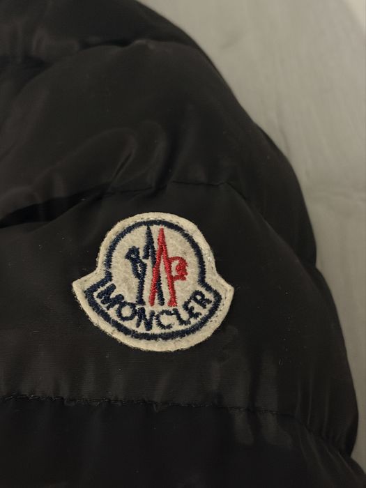 Vând geacă Moncler
