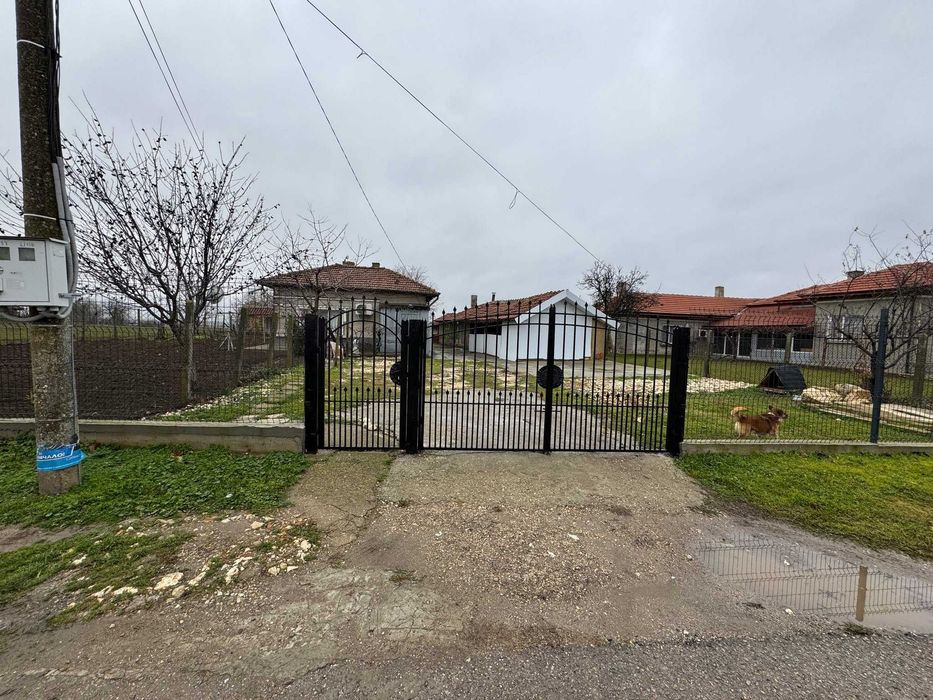 Собственик Продава Къща с 290кв.м.ЗП -9 стаи,двор 1040кв.м- с.Чернолик