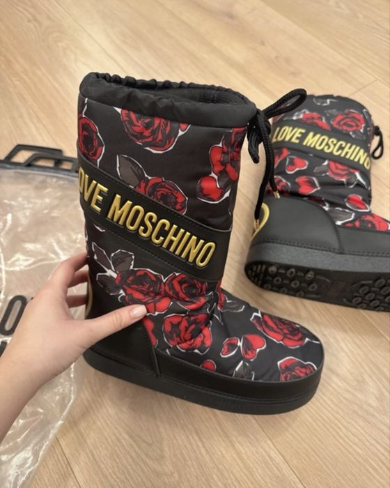 Moon boots Moschino