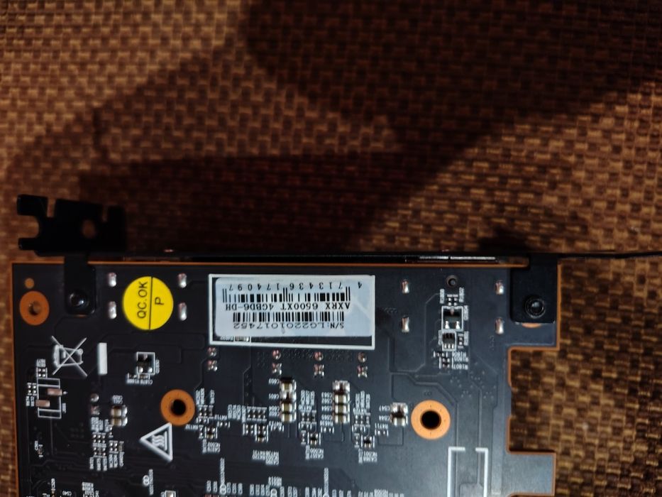Продавам видео карта AMD RX6500XT 4GB