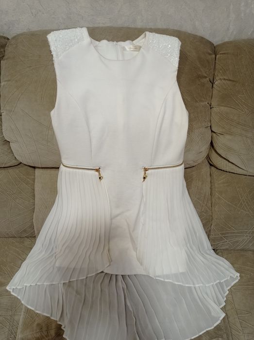 Платье белое для девочки. На 10-11 лет.