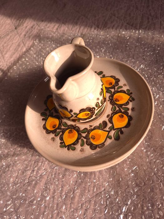 Set de sase farfurii si un ulcior cu model artizanal