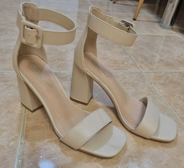 Sandale elegante bej,cu toc