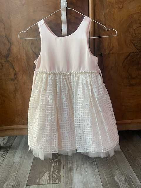 Детска рокля за повод и без повод .