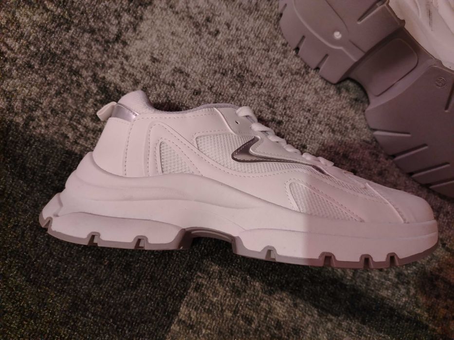 Дамски бели маратонки