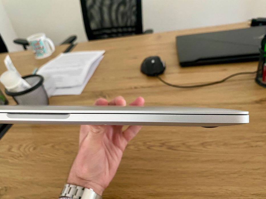 Macbook Pro 13 inch 2020 touch bar, 8gb ram, intel i5, 256gb