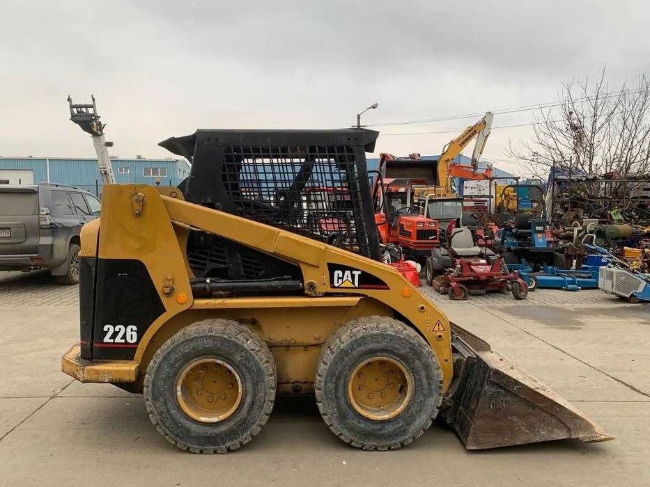 Янги CAT 226 гилдиракли мини-юклагич, CAT 226 мини-погрузчик колесный