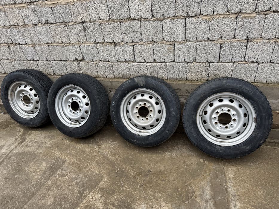 Продам балоны с дисками на ниву 15 размер