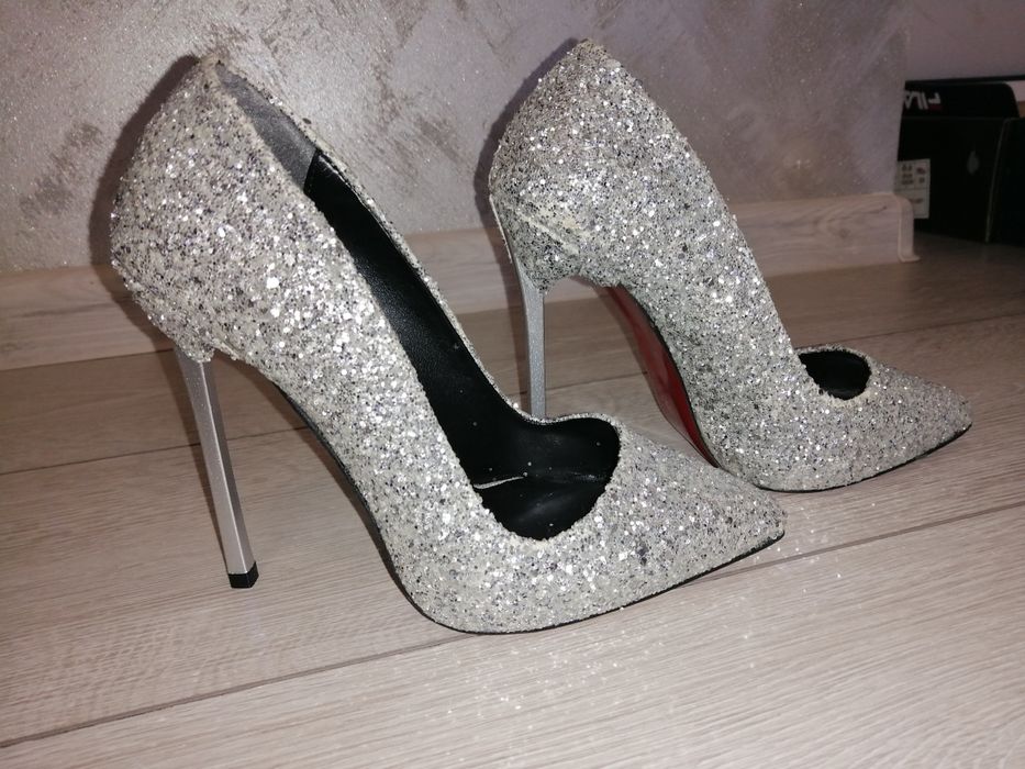 Сребристи дамски обувки