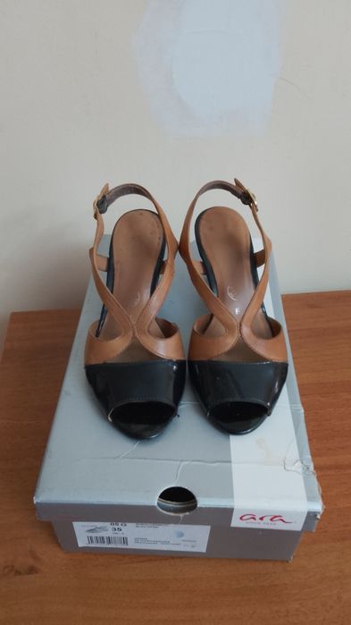 Sandale elegante .