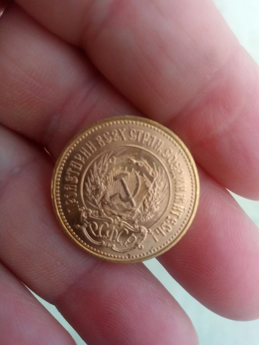 Vând moneda de aur.