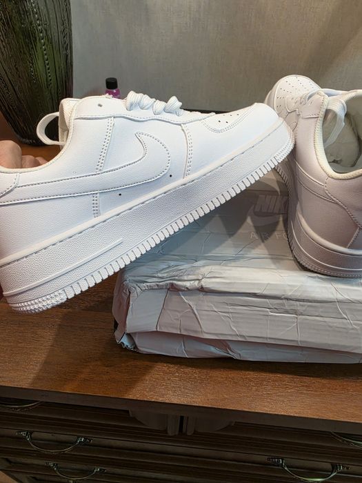 Новые кроссовки Nike