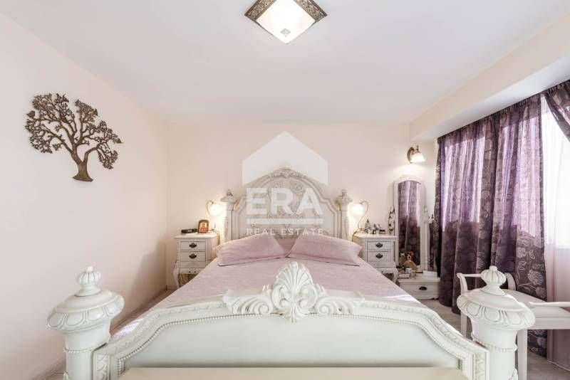 Четириетажна обзаведена къща за продажба, с двор, 4 гаража и морска па