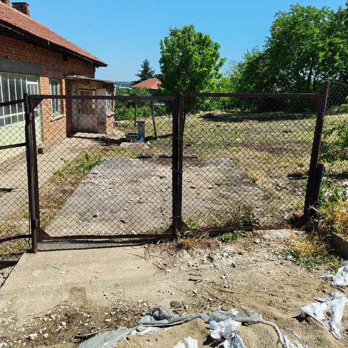 КЪЩА 122 КВ./м. С ДВОР 1200 КВ./м.