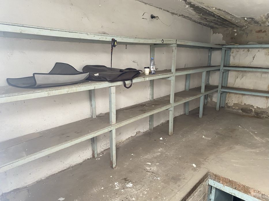 Гараж с большой ямой.