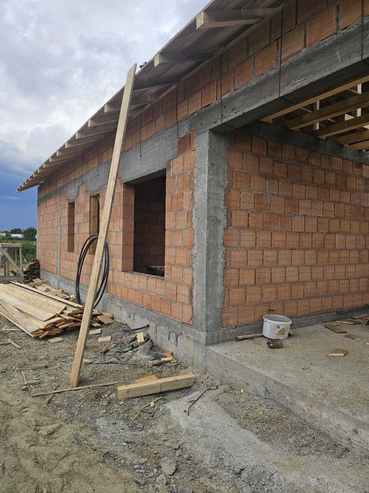 Case la rosu de vânzare!