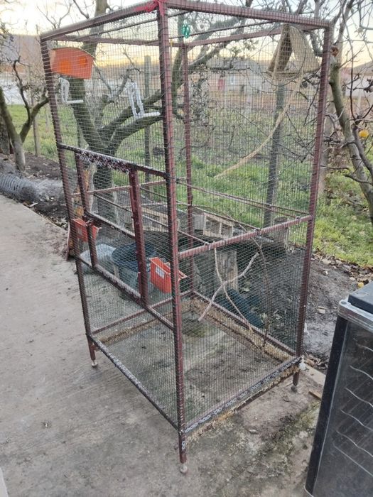 Se vinde voliera medie/mare pentru papagali