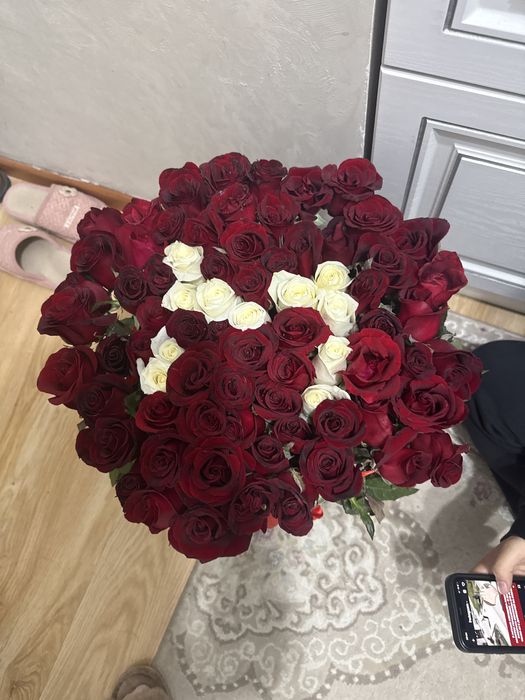 Цветы в корзине с буквой М, 60+ шт