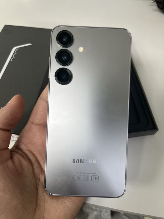 Продам срочно samsung galaxy s25 256