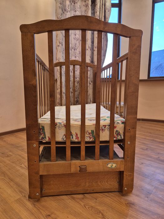 Маятниковый детский манеж