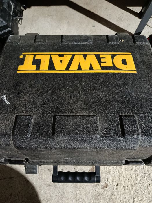 Ръчен циркуляр Девалт с две батерии Американско производство