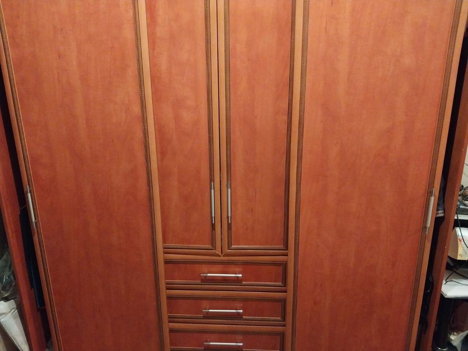 Продам шкаф с выдвижными дверями(купе)