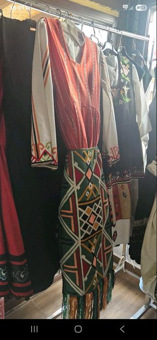 Колела от стара каруца паралия маса делви