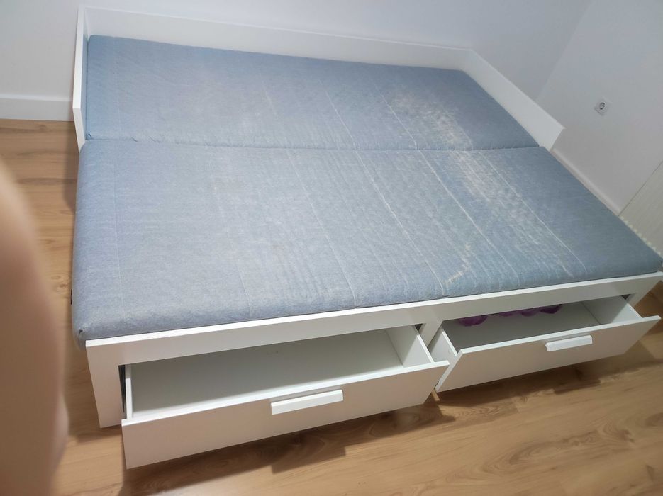Pat folosit in condiții bune,extensibil  cu saltea,2 sertare, 160/200