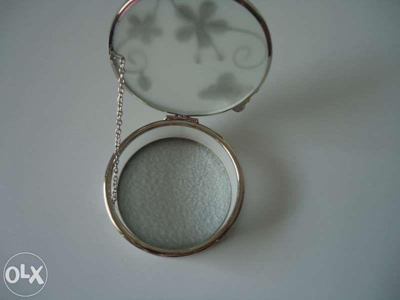 Красива кутийка за бижута от стъкло и метал