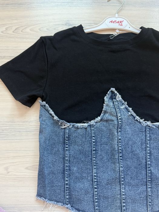 Дамска тениска с ефектен дънков корсет отпред. Тениската е нова