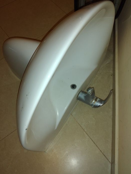 Продавам порцеланова мивка за баня.